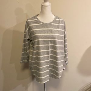 Vineyard Vines gray with white stripes top size Medium, 3/4 sleeves
